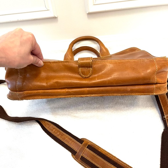 Canyon Outback Distressed Brown Leather Messenger Bag - Picture 4 of 12